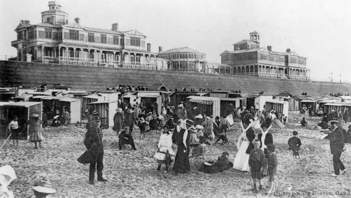 La playa junto al chalet real